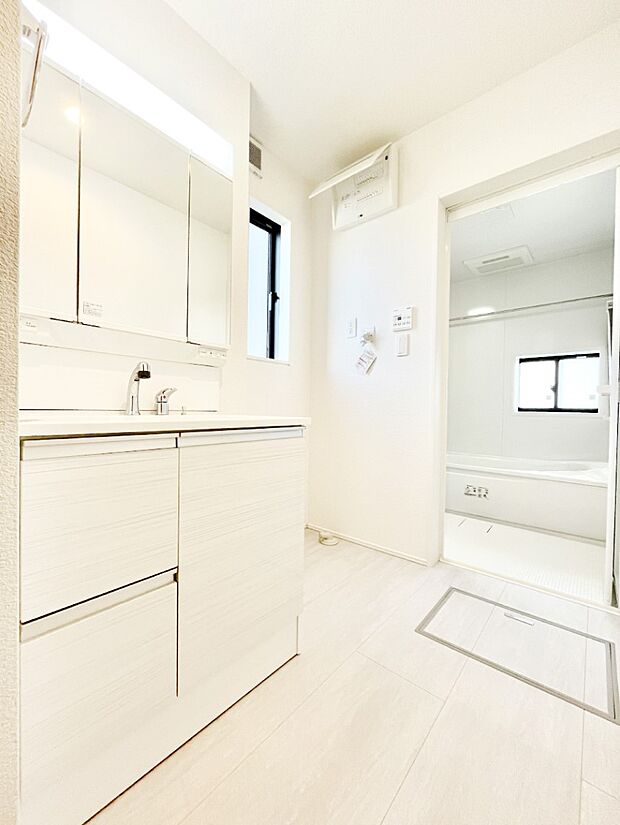 柔らかな朝の光を感じられる窓がついた洗面室