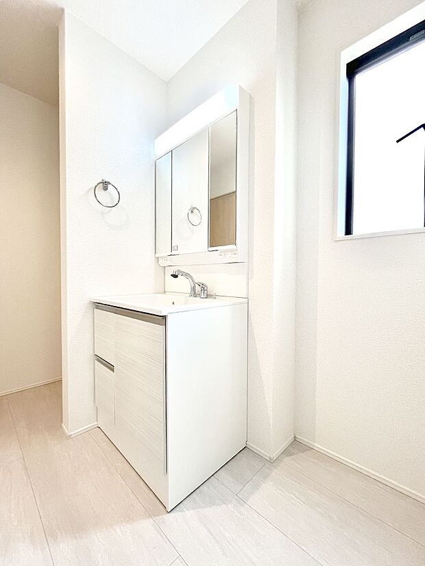 大きく見やすい三面鏡で清潔感ある洗面台は、身だしなみチェックや肌のお手入れにおすすめです。