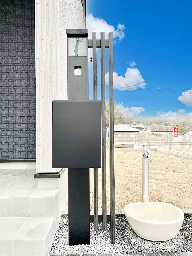 シンプルデザインのポスト。