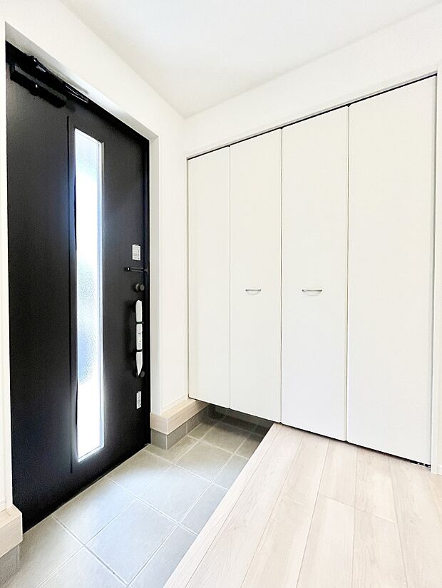 ガラススリットの入った玄関ドアが室内に光を届けてくれます