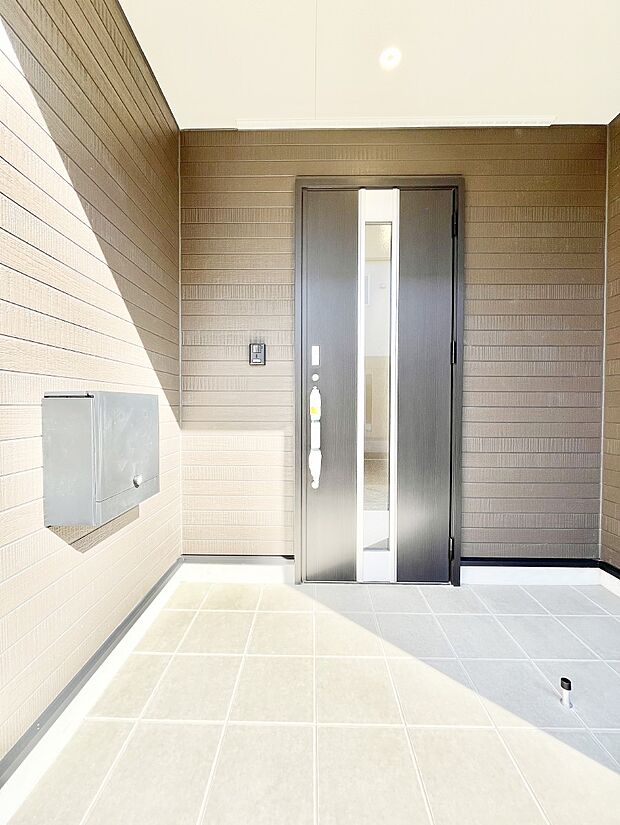 玄関前は雨が降っても濡れにくい屋根付き