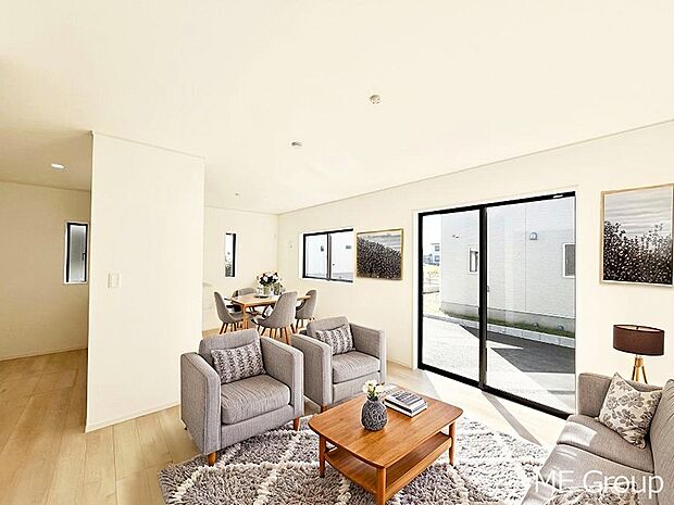 大きな窓からたっぷりの陽光と風を感じられるリビング※家具はCGです