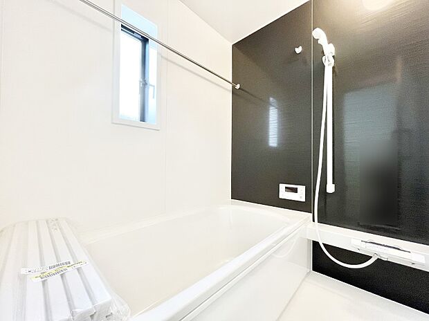 一日の疲れを癒してくれる明るい清潔感のあるバスルーム