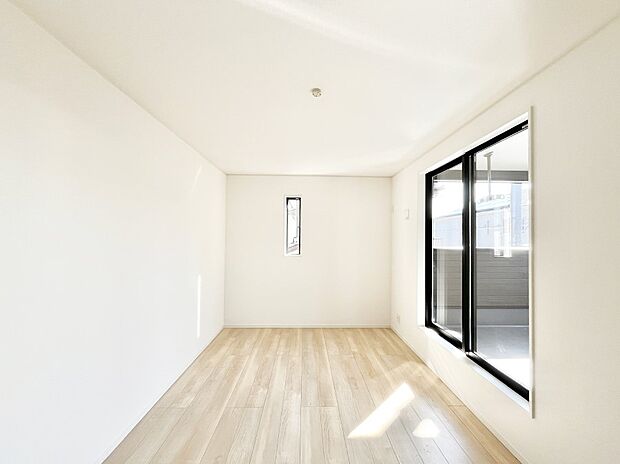 バルコニーが開放感をプラスしてくれる洋室