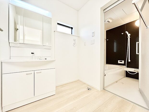 清潔感ある洗面化粧室で朝の身支度も快適