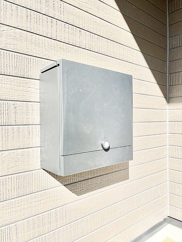 シンプルなデザインのポスト