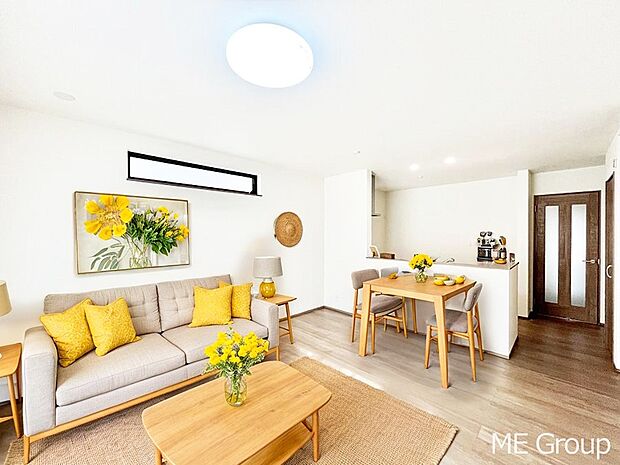 落ち着いた雰囲気のLDKは家族みんなの快適空間※家具はCGです