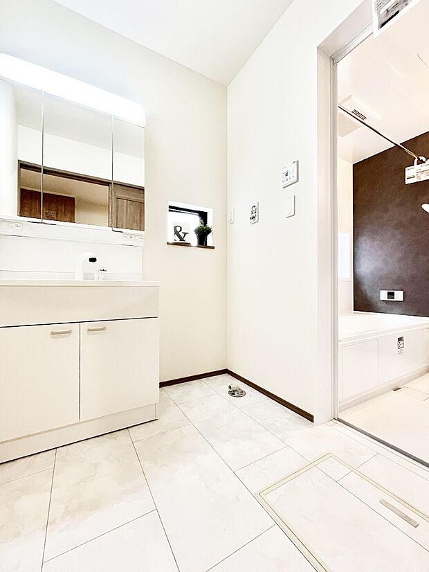 清潔感ある洗面化粧室で朝の身支度も快適