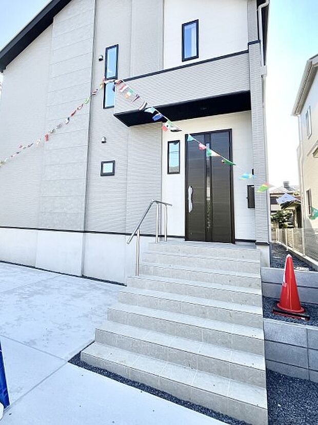 玄関アプローチにはプランターを並べて季節の花でお客様をおもてなしできます。