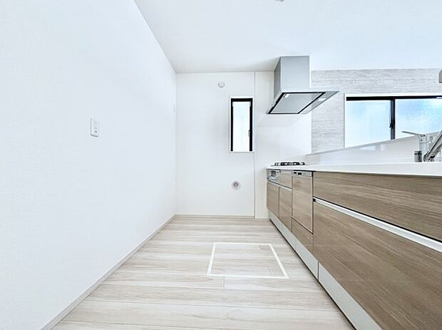 爽やかな風が通り抜けるキッチン。窓があるので明るく換気にも役立ちます。