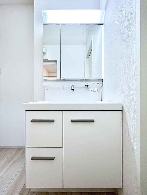 大きく見やすい三面鏡で清潔感ある洗面台は、身だしなみチェックや肌のお手入れにおすすめです。