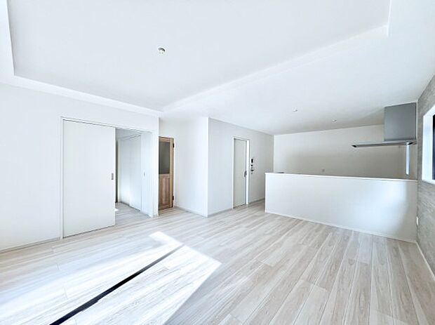 隣接の洋室を開放すればさらに広々空間に