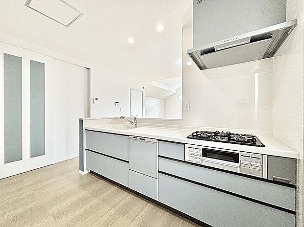 リビングで遊ぶお子様を見守りながらお料理ができる対面キッチン。