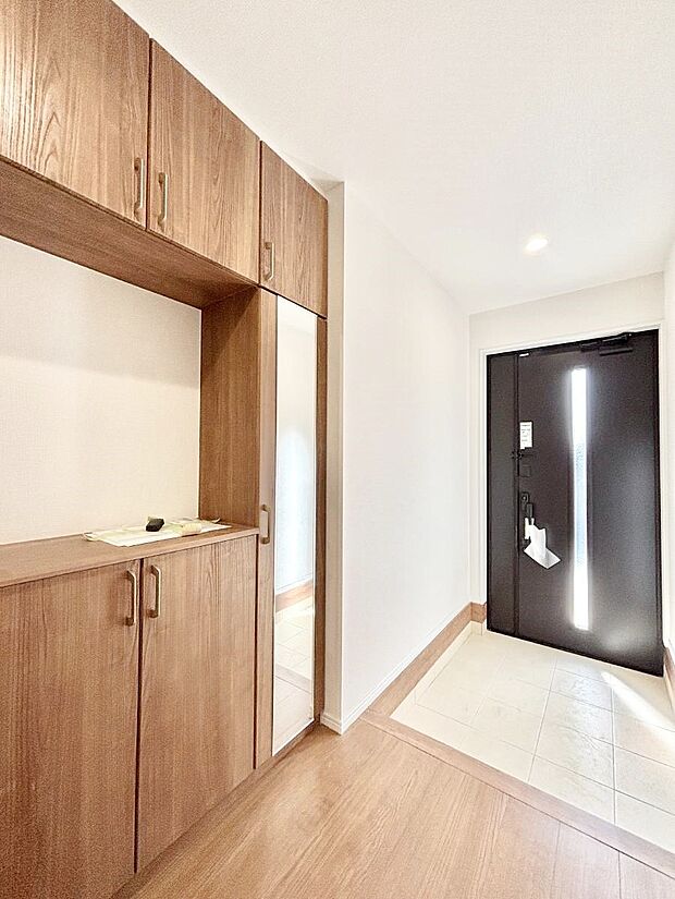 明るい陽光が入り込む玄関。ご家族の靴もスッキリ収納できる玄関収納付き！