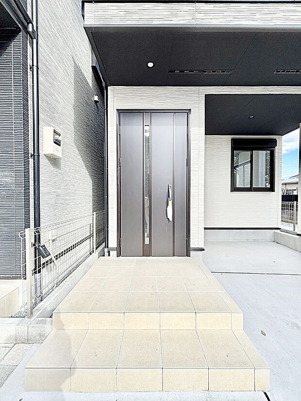 玄関前は雨が降っても濡れにくい屋根付き