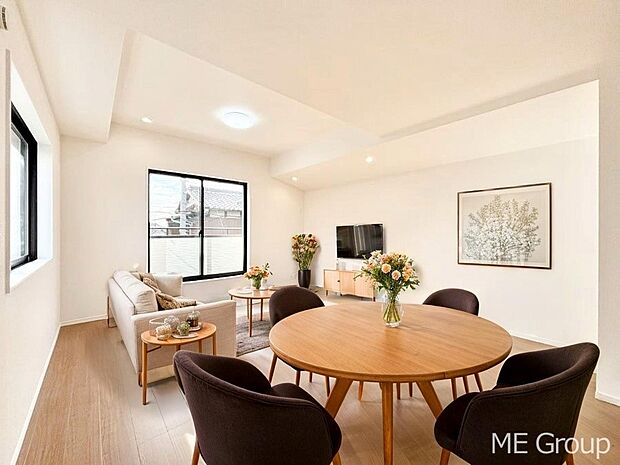 ご家族の賑やかな話し声で包まれる明るいリビング  ※家具はCGです