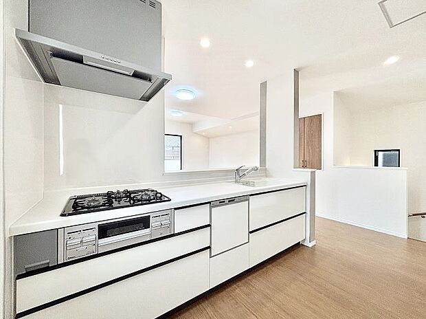 カウンター越しに楽しいおしゃべり。いつものお料理がもっと美味しくなりそうですね。