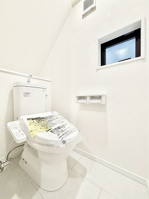 清潔感あるシャワートイレ。小窓から光が注ぎ込みます！