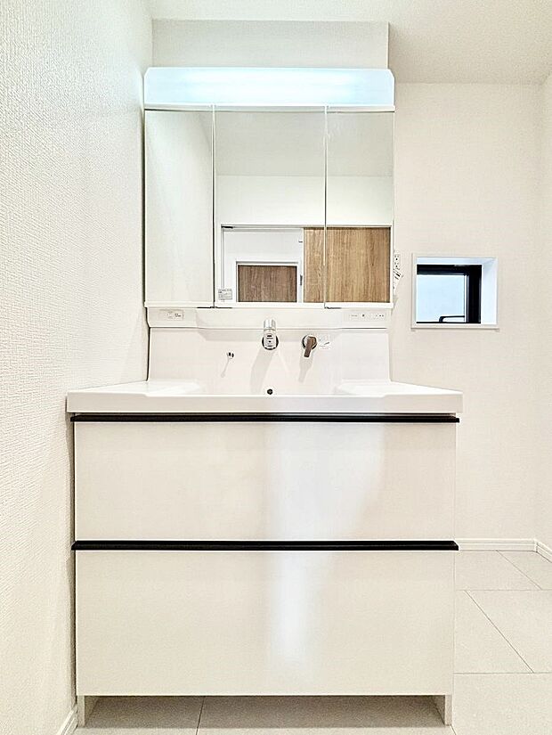 三面鏡の裏に、化粧品や衛生用品などを収納可能。洗面台をすっきりと保ちます！