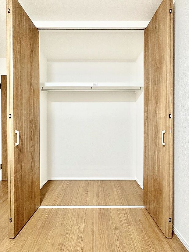 洋室のクローゼット。奥行きがあるので厚手の衣類もすっきり収まります。