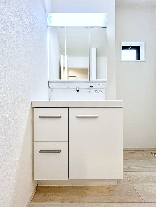 大きく見やすい三面鏡で清潔感ある洗面台は、身だしなみチェックや肌のお手入れにおすすめです。