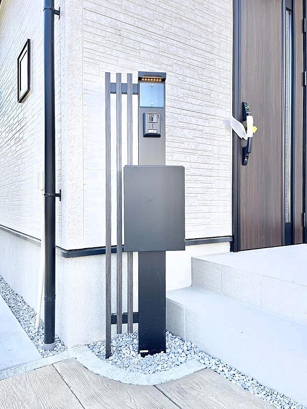表札・インターホン・ポストをひとつに集約。エントランスになじむシンプルデザイン。