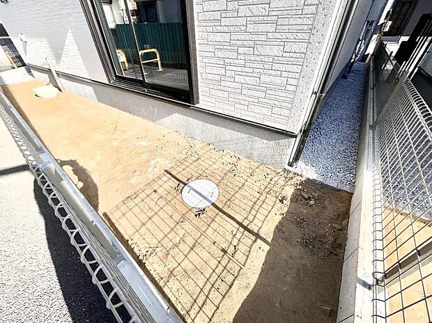 住まいに明るい光と開放感を演出してくれる庭スペース付き！  