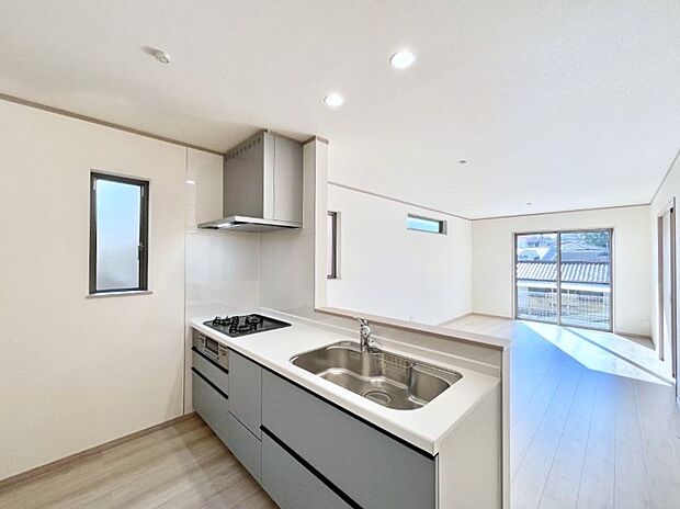 カウンター越しに楽しいおしゃべり。いつものお料理がもっと美味しくなりそうですね。 