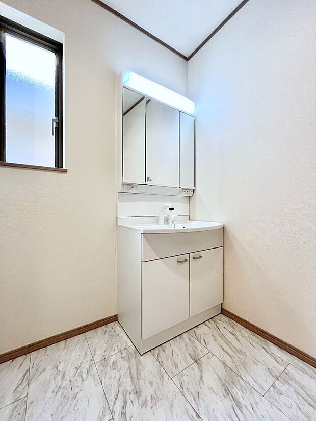 小窓がついているので湿気の多い場所でも換気ができ快適です。毎日の身支度を気持ち良く行えますね。