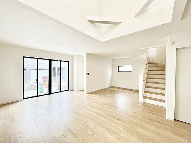 大きな窓からたっぷりの陽光と風を感じられるリビング