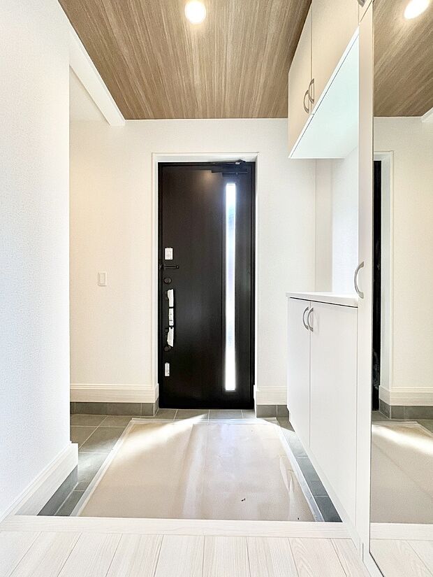 ミラー付きシューズボックスはお出かけ前の身だしなみチェックに便利