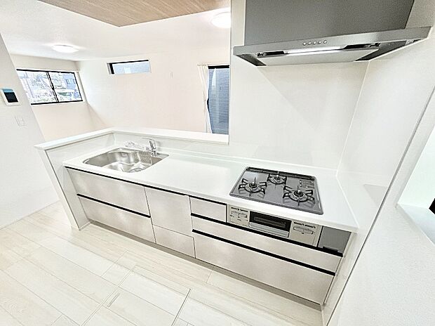 カウンター越しに楽しいおしゃべり。いつものお料理がもっと美味しくなりそうですね。