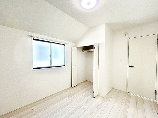 お子さまのお部屋としても！衣類の整理整頓に便利なクローゼット付きの洋室。