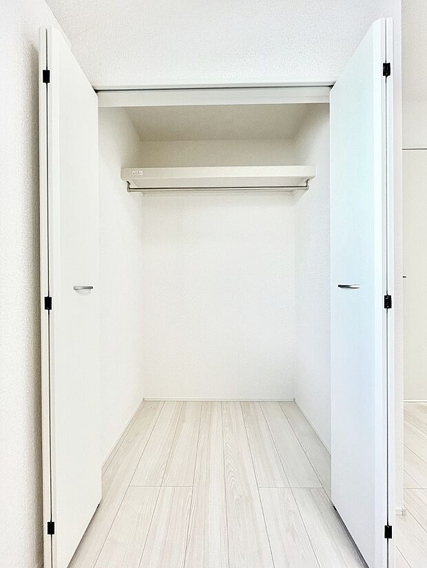 洋室のクローゼット。奥行きがあるので厚手の衣類もすっきり収まります。