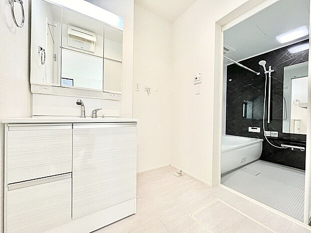 洗面所はゆとりのあるスペースで、身支度や入浴後のスキンケアも心に余裕をもってできそうです。