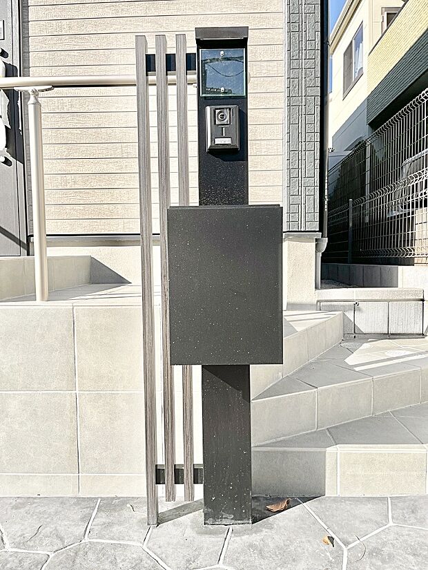 表札・インターホン・ポストをひとつに集約。エントランスになじむシンプルデザイン。