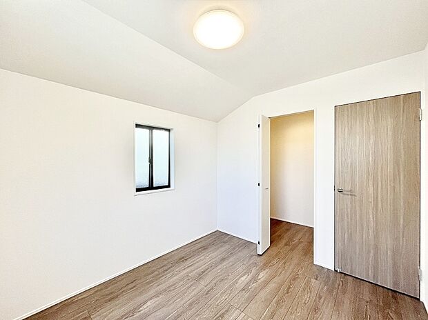 ウォークインクローゼットがあるお部屋。季節ごとの入れ替えも不要で便利です!