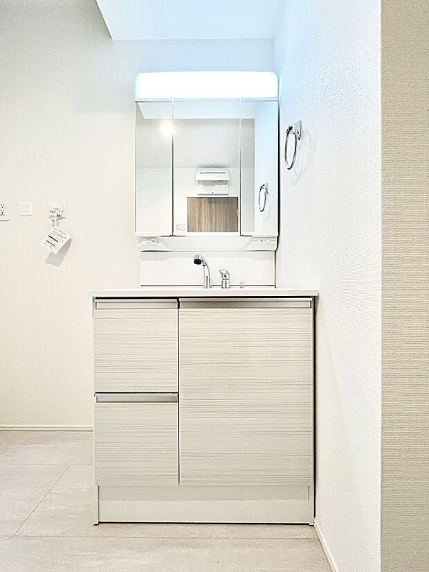 三面鏡の裏に、化粧品や衛生用品などを収納可能。洗面台をすっきりと保ちます！