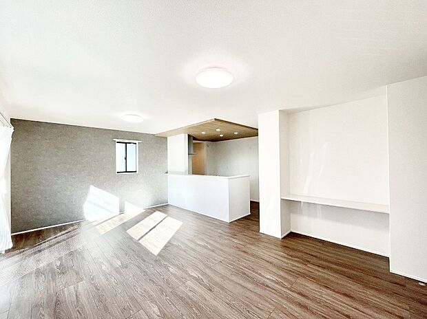 アクセントクロスがお洒落なダイニング。家族でのんびりくつろげる広々スペース。