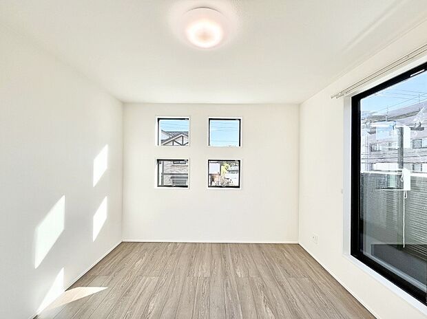 明るいバルコニーサイドに洋室を設置。目覚めの良い寝室に。