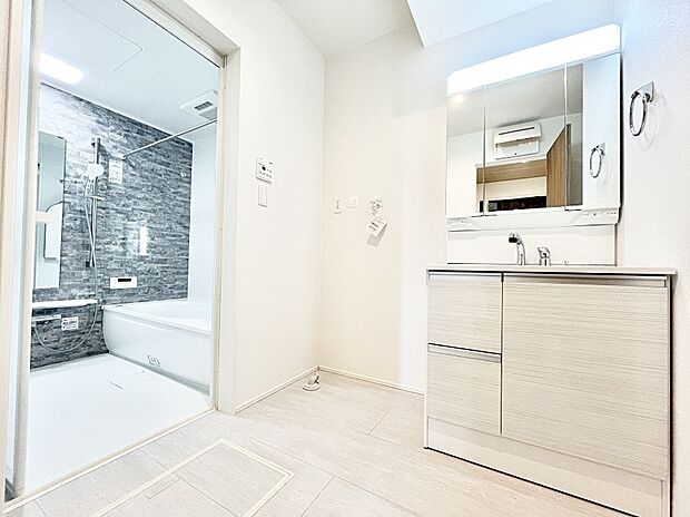 洗面所はゆとりのあるスペースで、身支度や入浴後のスキンケアも心に余裕をもってできそうです。