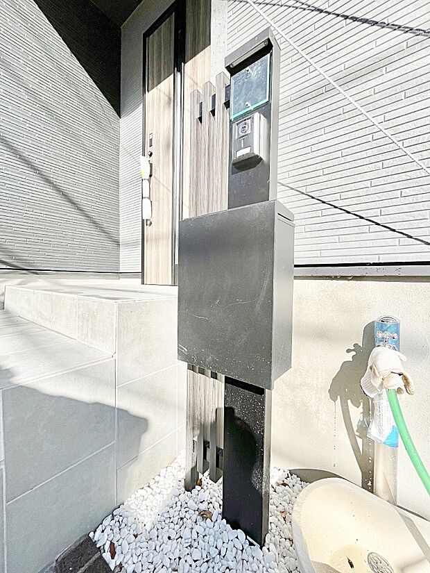 表札・インターホン・ポストをひとつに集約。エントランスになじむシンプルデザイン。