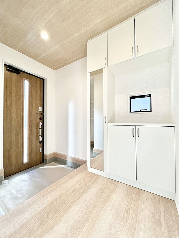 ミラー付きシューズボックスはお出かけ前の身だしなみチェックに便利