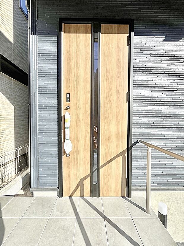 玄関前は雨が降っても濡れにくい屋根付き