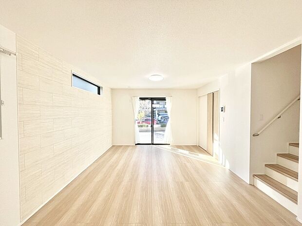 大きな窓からたっぷりの陽光と風を感じられるリビング