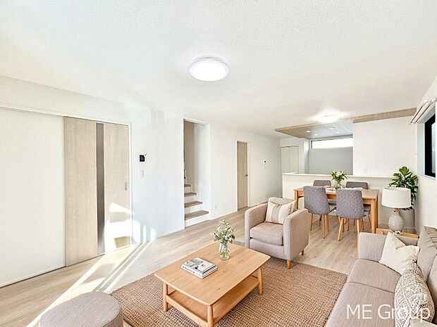 ご家族の賑やかな話し声で包まれる明るいリビング  ※家具はCGです