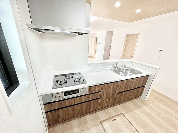 カウンター越しに楽しいおしゃべり。いつものお料理がもっと美味しくなりそうですね。