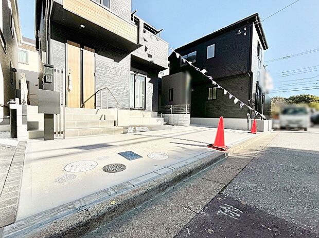 2台(車種による)駐車可!ご家族みんなの自転車も置ける広々カースペース。