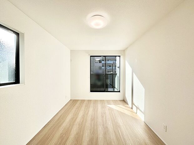 明るいバルコニーサイドに洋室を設置。目覚めの良い寝室に。