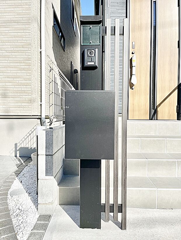 表札・インターホン・ポストをひとつに集約。エントランスになじむシンプルデザイン。